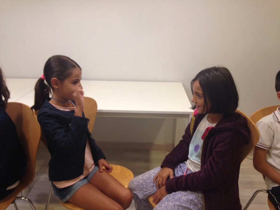 Niñas en clase de inglés Kids en Walk Idiomas