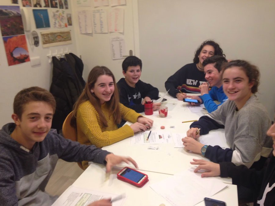 Adolescentes en clase de inglés en Walk Idiomas