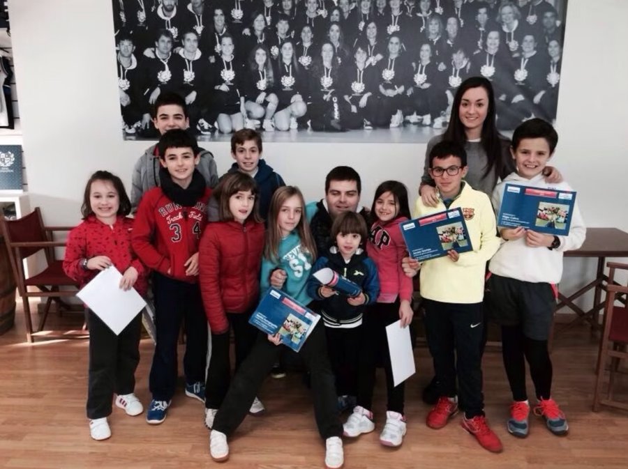 Young Learners de inglés con su profesora en Walk Idiomas