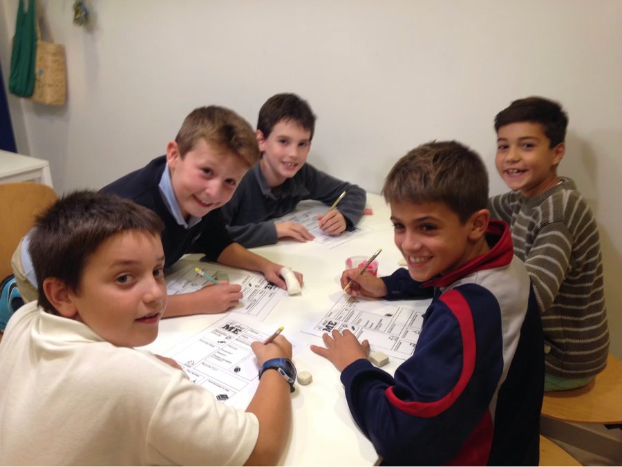 Alumnas haciendo la prueba de nivel de francés en Walk Idiomas