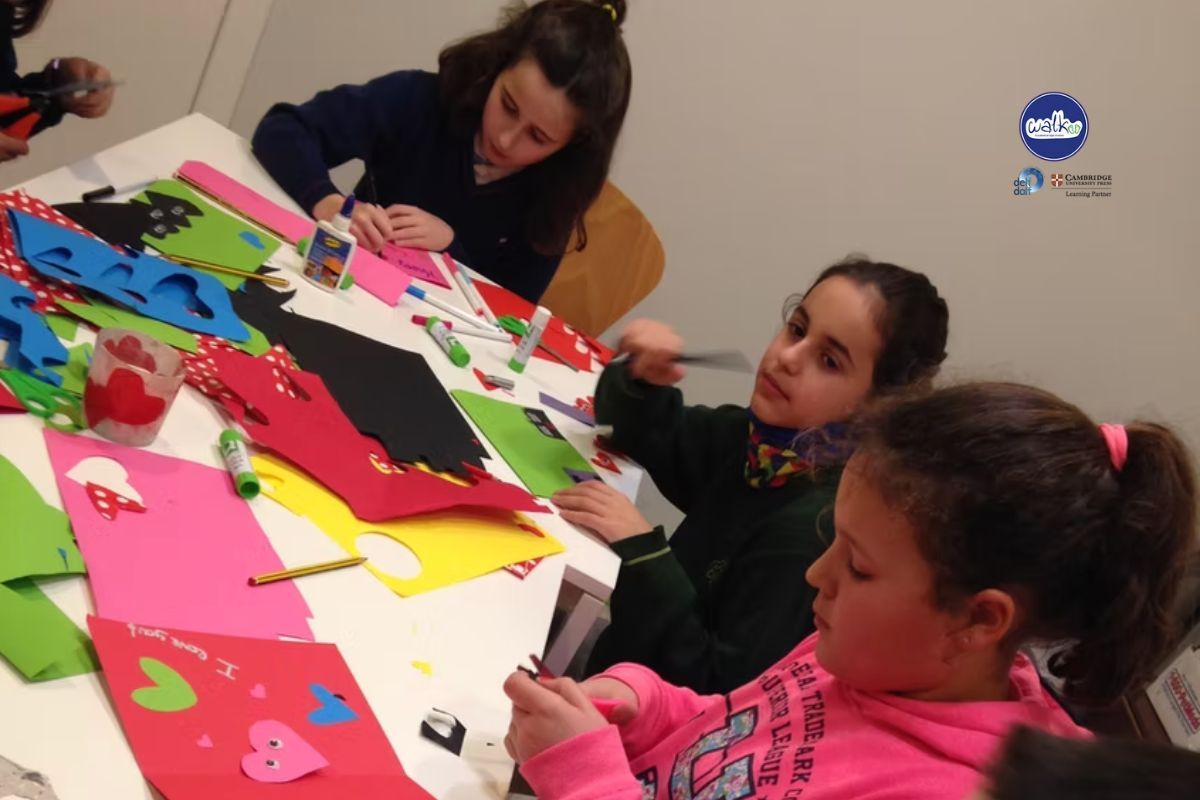 Alumnas de Walk Idiomas en una actividad de manualidades