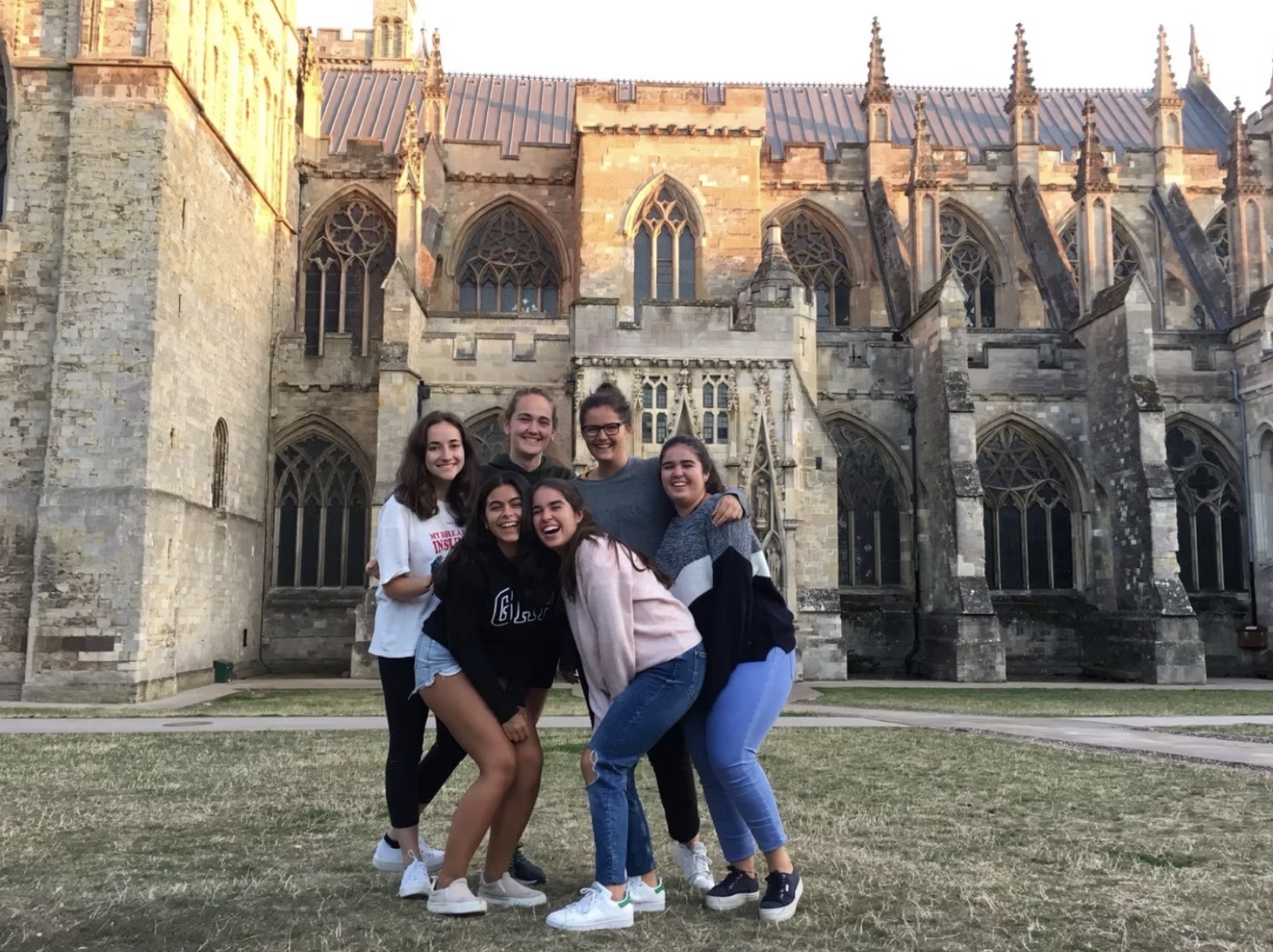 Alumnos frente a la catedral al atardecer