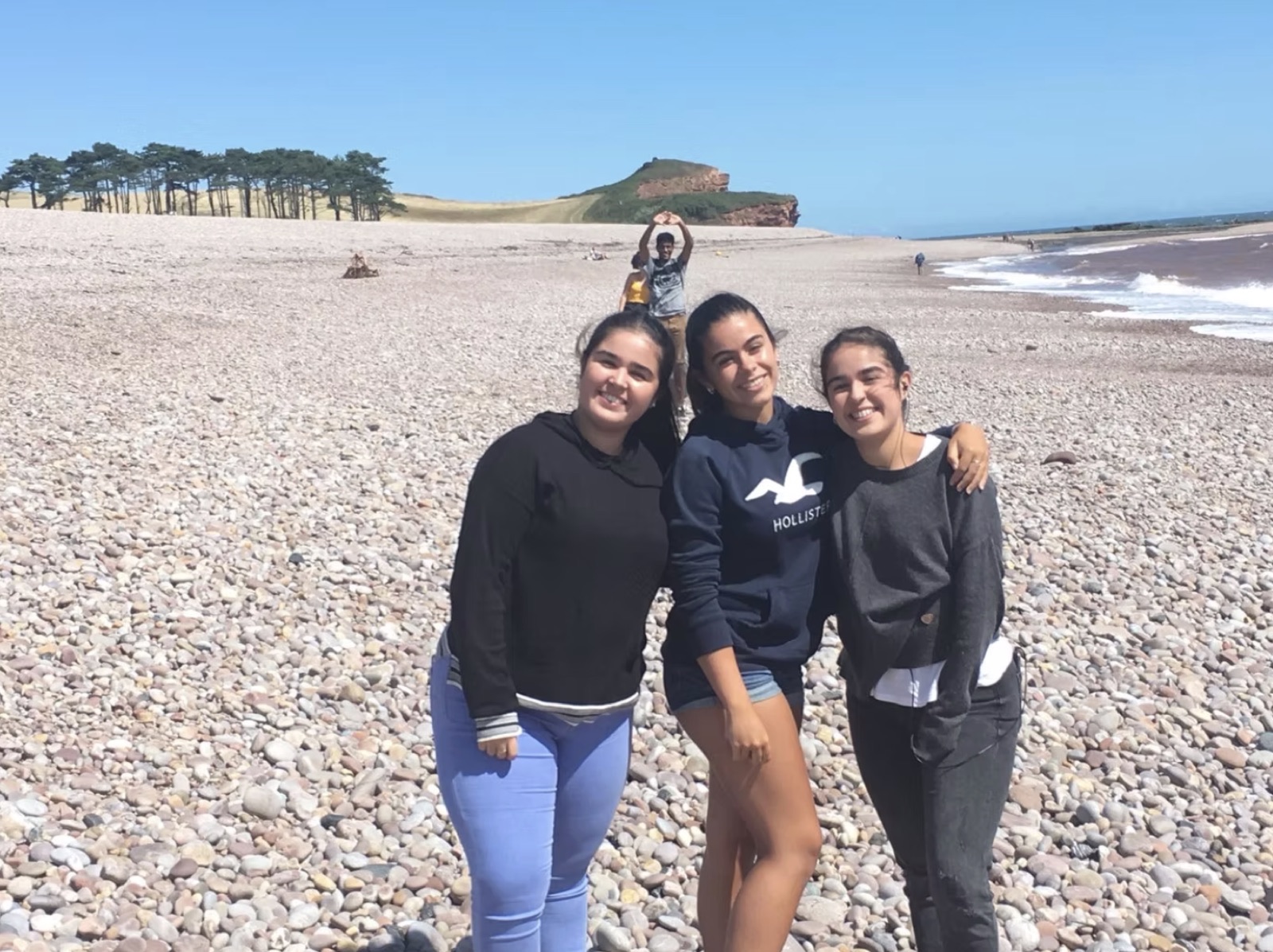 Alumnas en la playa durante el viaje