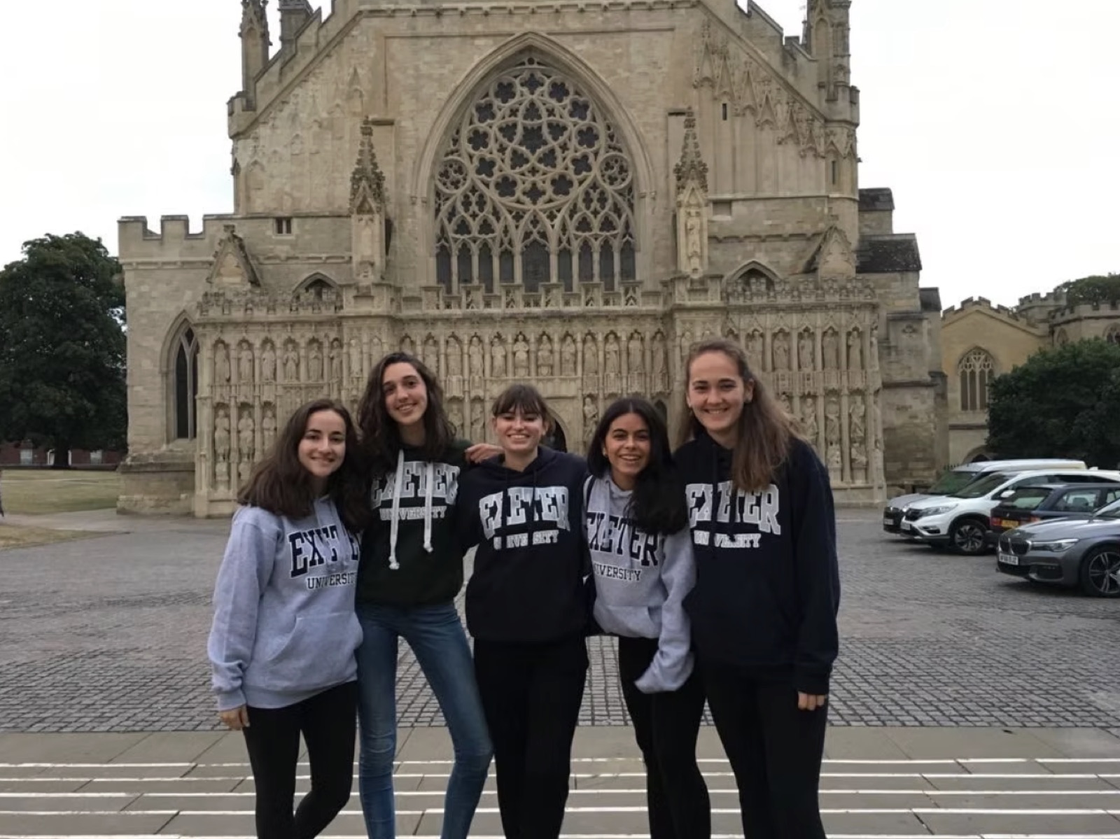 Alumnas con sudaderas de Exeter
